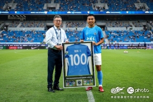 王峤领取深圳新鹏城生涯联赛百场里程碑纪念球衣