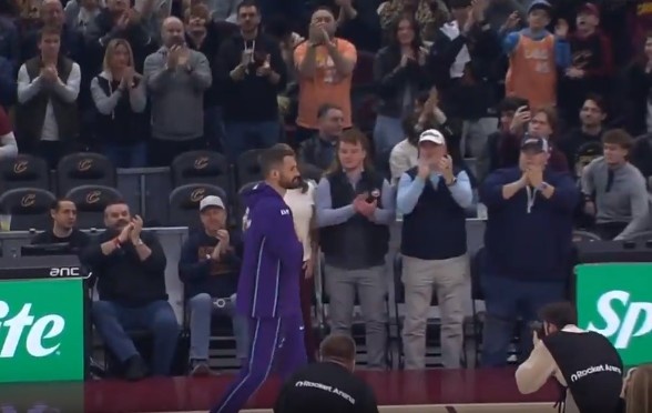 青春的回忆!骑士主场致敬乐福 所有观众起立鼓掌欢呼!