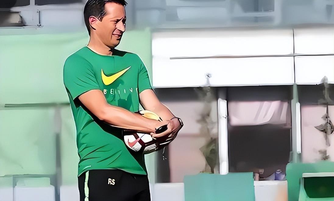 官网资讯-斯卢茨基亮相申花新赛季出征仪式,已发声做出重要决定,赢得点赞